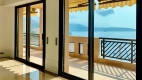Living room and bay window overlooking a loggia facing the sea