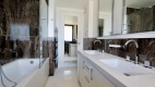 Les salles-de-bains proposent différentes textures de marbre