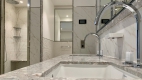 Une salle de bains rénovée par la maison de design Casamanara